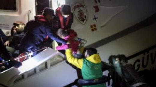 خفر السواحل التركي ينقذ 41 مهاجراً سورياً قبالة سواحل إزمير
