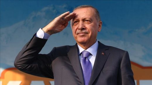 الرئيس أردوغان يؤدي التحية العسكرية