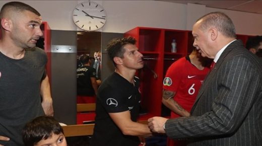 أردوغان يلتقي لاعبي منتخب بلاده بعد تأهلهم لـ”يورو 2020″