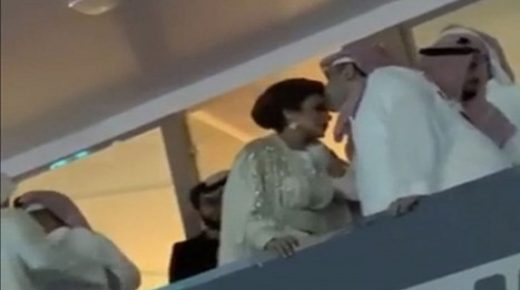 أمير سعودي يثير جدلا بتقبيله رأس المطربة أصالة (شاهد)