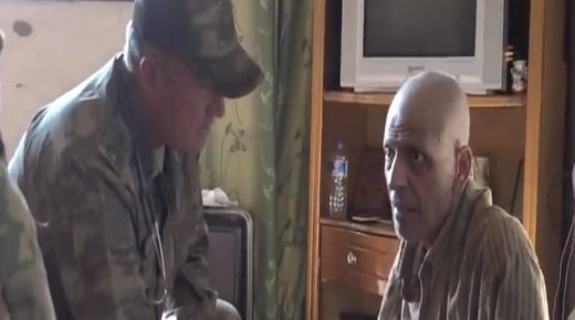هذا ما فعله الجنود الأتراك مع مريض سوري ( فيديو )