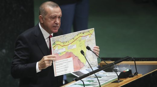 أردوغان يحمل خريطة المنطقة الآمنة شمال سوريا