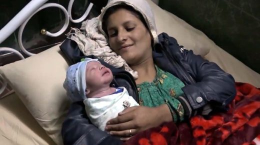 امرأة سورية تضع لطفلها أسم (صلح)