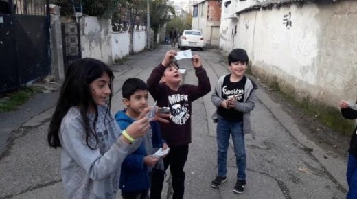 “روبن هوود” التركي يستمر بتوزيع مظاريف تحوي 1000ليرة مع علب حلوى على الأهالي في إسطنبول