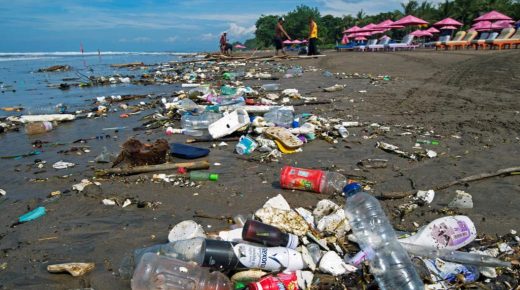 جزيرة بالي صارت تعاني من تلوث كبير أجبر السلطات على منع استعمال البلاستيك فيها (غيتي)