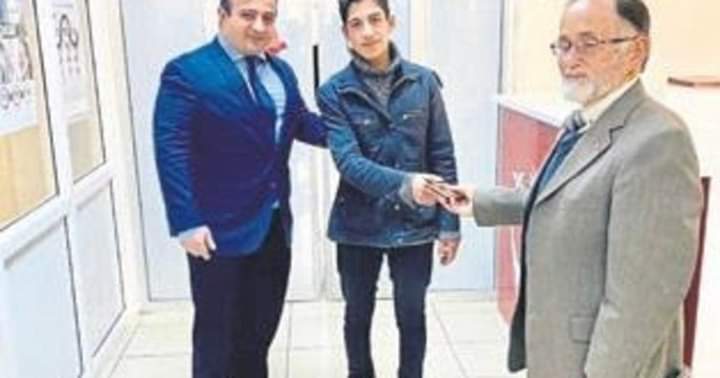 الرجل التركي مع الشاب السوري