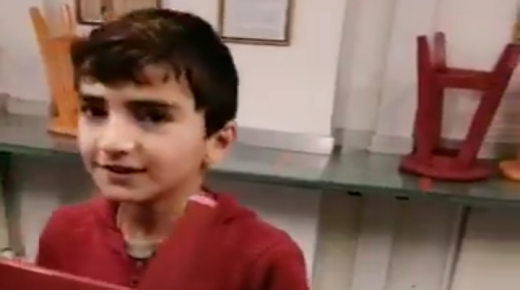 شاهد بالفيديو لطفل سوري تطوع للعمل في مطعم مخصص للفقراء الأتراك والمحتاجين