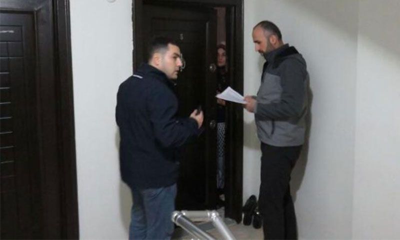 الشرطة التركية تزور السوريين في منازلهم بحثا عن المخالفين