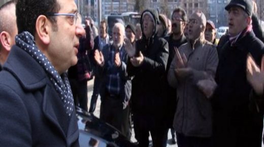 أكرم أوغلو يتجاهل المحتجين أمام بلدية شيشلي