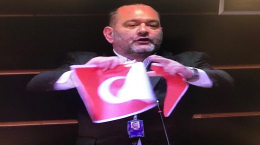 البرلمان الأوروبي يعـ.ـاقب نائب يوناني مزق العلم التركي
