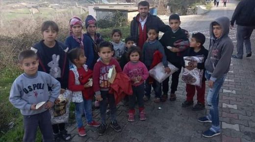 بائع (سميت ) تركي يقوم بجمع مبالغ مالية لدعم الاطفال من ادلب