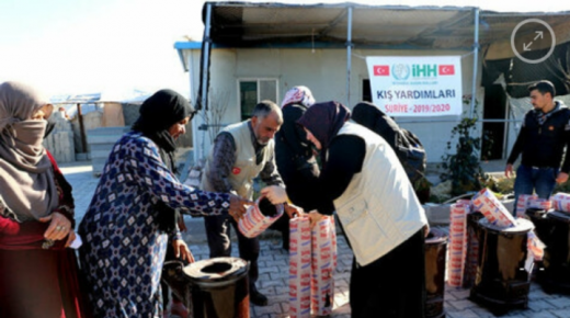 “الإغـ.ـاثة” التركية توزع مساعدات على النازحين واليتامى بسوريا