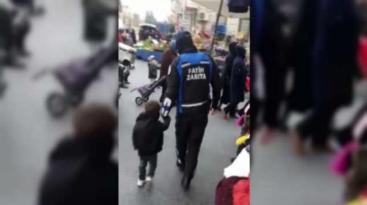 كيف تصرف شرطي بعد عثوره على طفل تائه في سوق شعبي بإسطنبول
