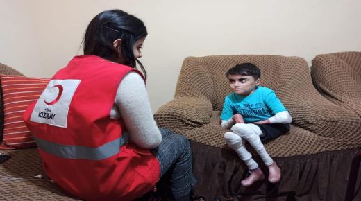 وزارة الصحة التركية تولي طفلاً سورياً إهتماماً بشأن مرضه (صور)