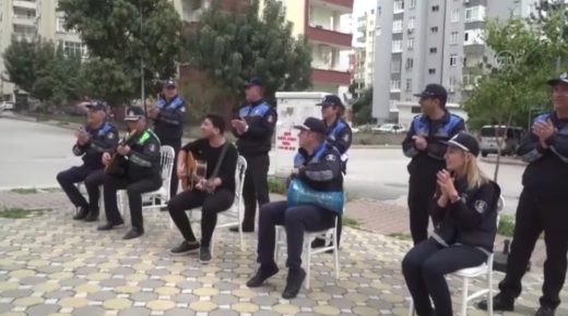 الشرطة التركية تغني في الشوارع لتسلية المواطنين