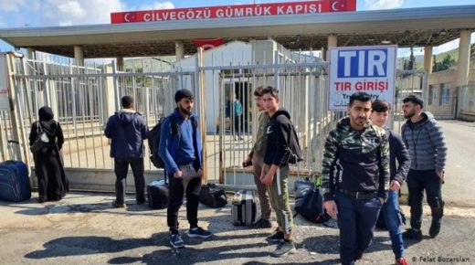 تركيا: مجموعة من اللاجئين السوريين تقدم طلباً للمشاركة بمـ. ـعا رك إدلب