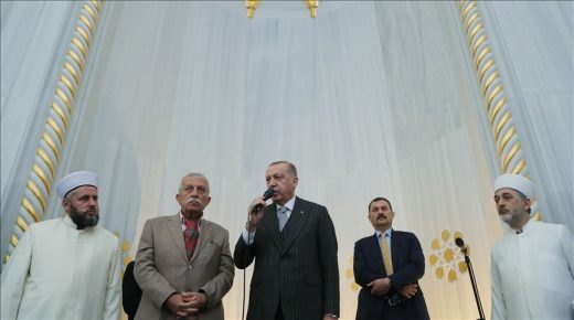 أردوغان للأتراك: لامصافحة ولا معانقة هذه الأيام!!