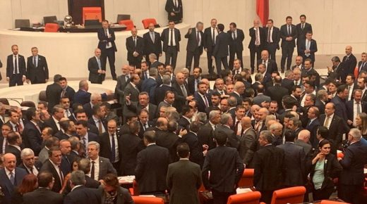 بالفيديو: فوضى داخل البرلمان التركي بعد (مشادة كلامية) بين النواب