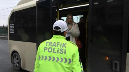 الشرطة التركية تفتش إحدى الحافلات