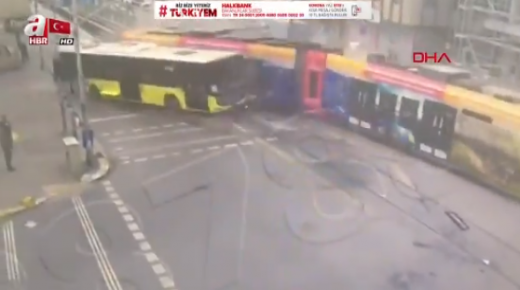 بالفيديو: “ترام” يصدم حافلة نقل ركاب في إسطنبول
