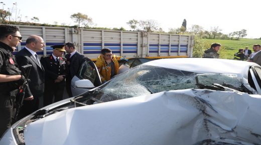بالفيديو: وزير الداخلية التركي ينـ ـقذ سائقاً انقلبت شاحنته على طريق أنقرة