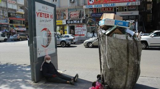 صورة تختصر المعاناة.. مسن سوري يسد رمقه بجمع الكرتون جنوب تركيا