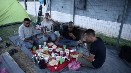 رغم كورونا.. كيف يصنع اللاجئون السوريون بهجة رمضان في اليونان وجزره؟!