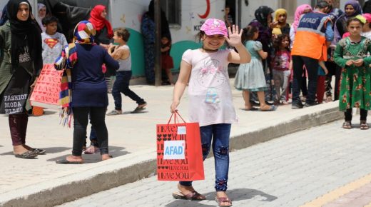 منظمة تركية تزرع الفرحة على وجوه مئات الأطفال السوريين