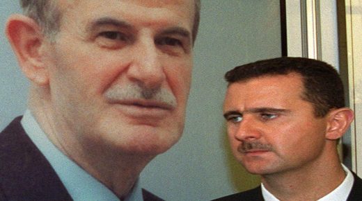 بشار الأسد أمام صورة حافظ الأسد