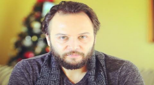 الفنان مكسيم خليل يحرج مذيعة قناة “العربية” بشأن موقفه من نظام الأسد