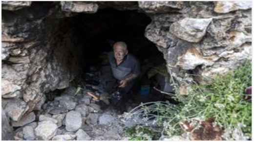 رجل تركي يعيش في كهف منذ 15 عاماً في مرسين