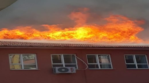 نشـ ـب الحريق على سطح المدرسة في عنتاب