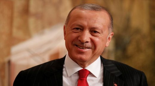الرئيس التركي رجب طيب أردوغان وهو يضحك