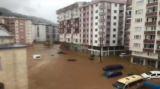 الفيضانات تقطع طرقات عشرات القرى شمال تركيا