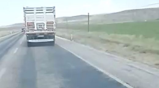بالفيديو: سائق شاحنة يعترض مرور سيارة إسعاف شمال تركيا