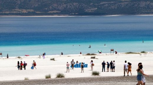 السلطات التركية تمنع التدخين على شاطئ هذه البحيرة