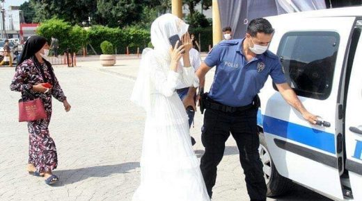 بالفيديو : الشرطة التركية توقف مراسم الزفاف في اللحظات الأخيرة بعد اتصال العروس بها