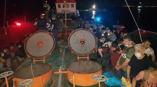 السلطات التركية تضبط مئات المهاجرين داخل سفينة في إزمير