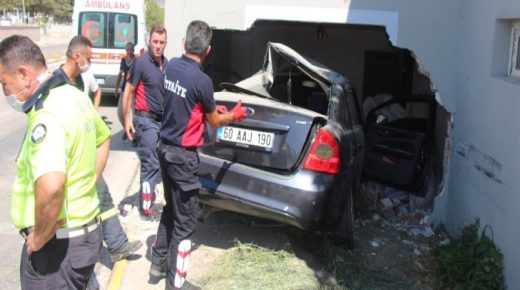 بالصور: حادث فريد من نوعه… بينما كان نائماً دخلت سيارة إلى غرفة نومه