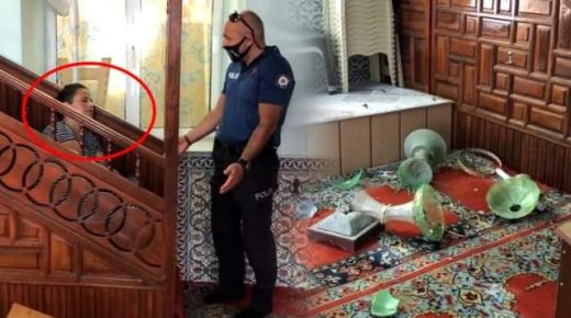 فتاة تحـ .ـطّم مسجداً بولاية بورصة التركية