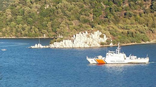 اليونان تنفي والإعلام التركي يندد.. إصـ .ـابة سوري وتركيين بنـ .ـيران البحرية اليونانية داخل المياه التركية