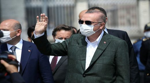 أردوغان يرتدي كمامة