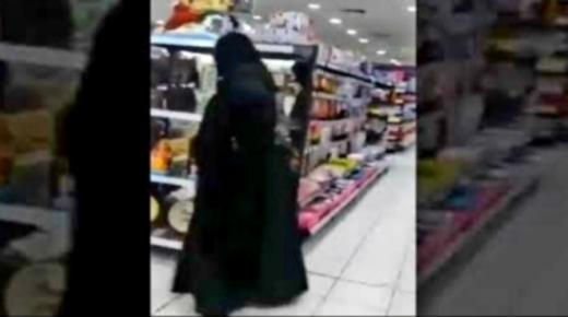 البحرين تعاقب امرأة ظهرت في فيديو أغضب الهند.. دخلت إلى متجر وحطمت مجسمات هندوسية