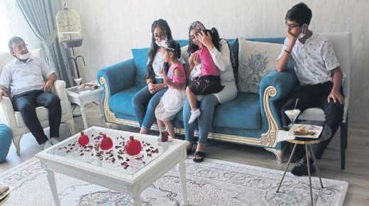 عائلة تركية تتكفل بتربية طفلتين سوريتين .. هذه هي قصتهما (فيديو)