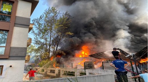 حريق كبير يلحق أضراراً كبيرة داخل مستودعات تخزين في صكاريا