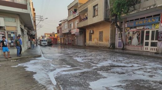بالصور: خوفاً من كورونا.. مواطنون يغسلون شارعاً كاملاً في أضنة