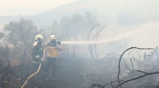 بالفيديو: الحرائق تمتد من مناطق سيطرة أسد وتصل مدينة جسر الشغور