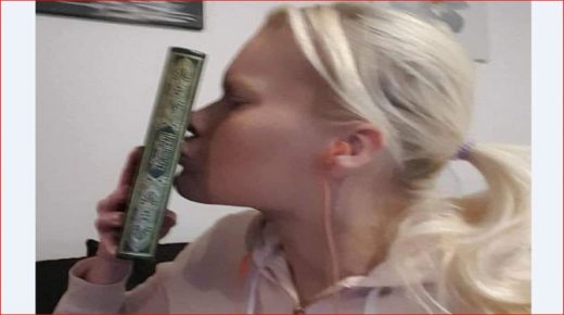 فتاة “سويديّة” تُقبّل القرآن الكريم وتوجه رسالة للمسلمين (صورة)