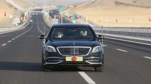 بالفيديو: قاد السيارة بنفسه.. الرئيس التركي يفتتح طريق أنقرة – نيغدة السريع