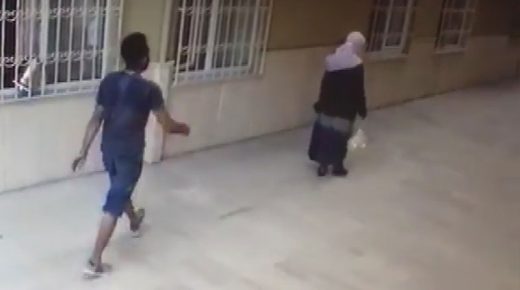 لص يسرق محفظة امرأة مسنة في إسطنبول (فيديو)